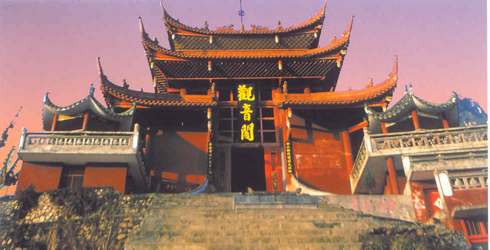 汉源多数的旅游景点,如旧石器的文化遗址,清溪老城等,都能很全面