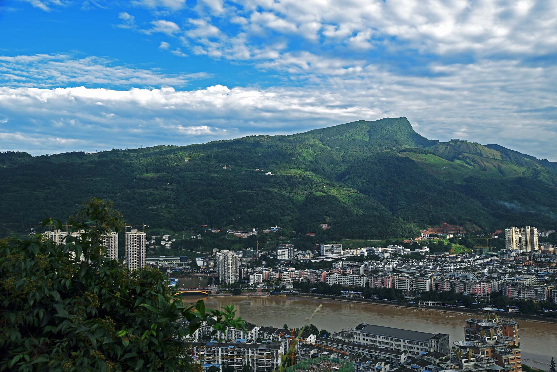 发一张雅安周公山的远景照片,就 在市区东面,一进入雅安